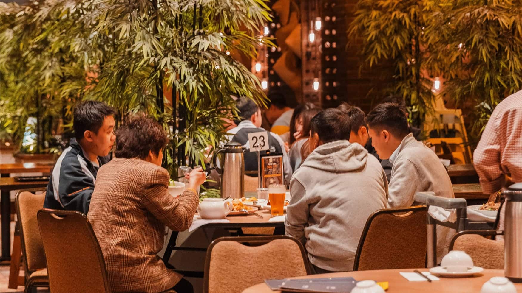 Guests dining at Horizon restaurant
