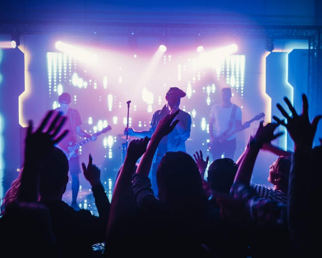 Live music crowd