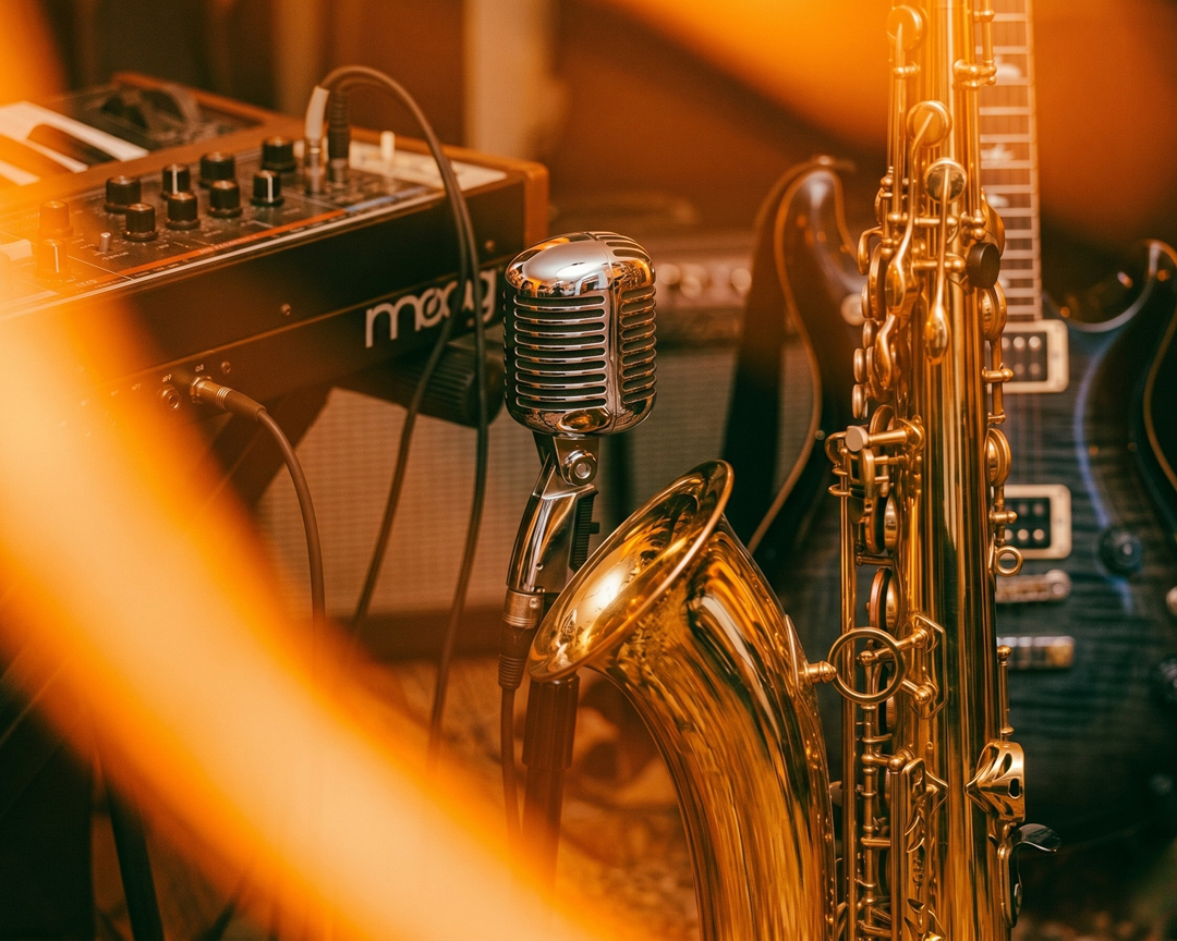 free entertainment with guitar and piano keys at ambrose lounge every friday saturday and sunday