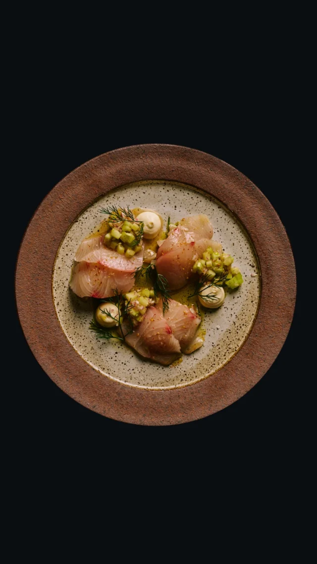 Let @sebastien.geray_cuisine take you into the kitchen as he preps our Spencer Gulf Kingfish.

Horseradish cream. Cucumber and apple. Togarashi. Yuzu kosho dressing.

Clean, sharp, balanced.

#magma  #danykaram  #cabravale